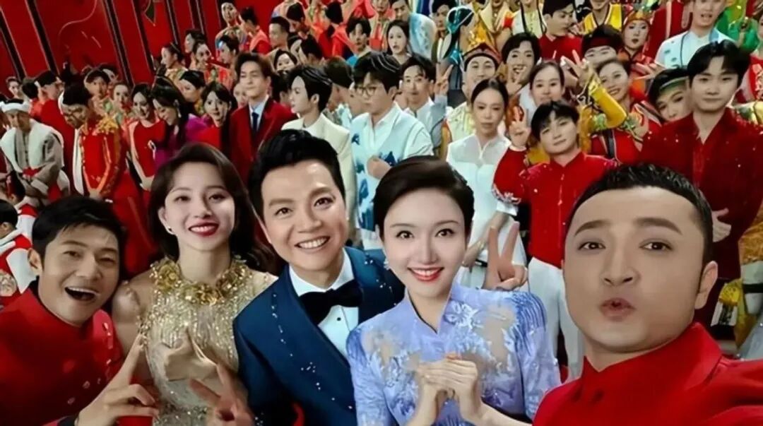 不到24小时，央视连续2次出手宣布春晚新举措，春晚终于回头看生活了