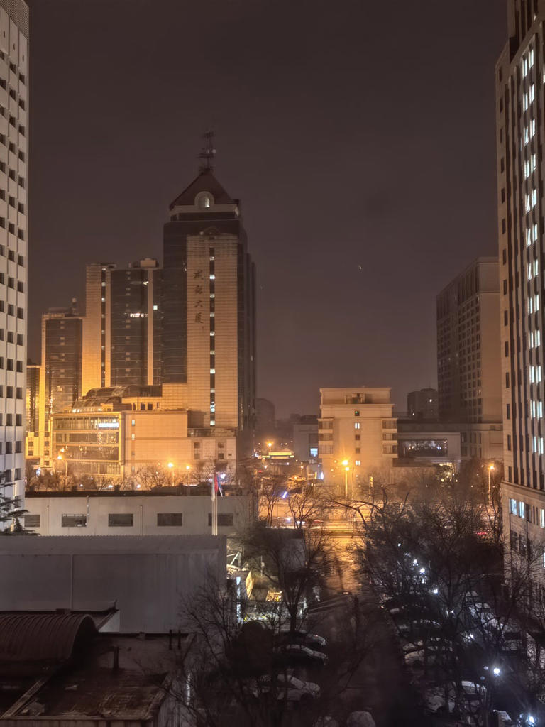 北京下雪了，环卫工人已早早上岗