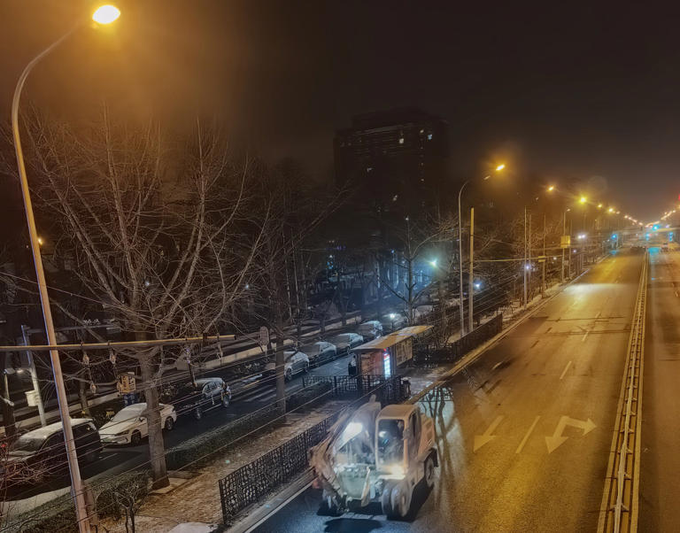 北京下雪了，环卫工人已早早上岗