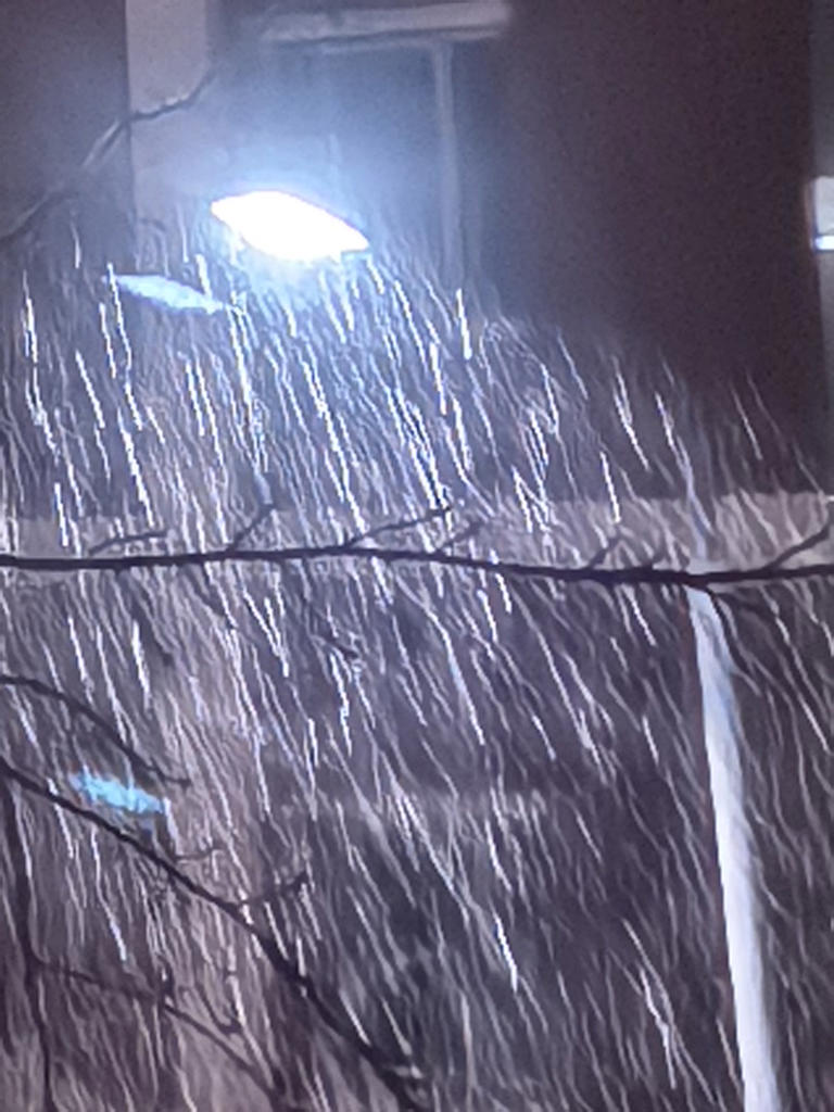 北京下雪了，环卫工人已早早上岗