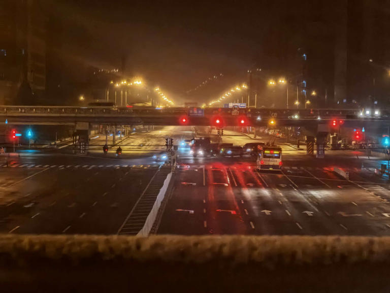 北京下雪了，环卫工人已早早上岗