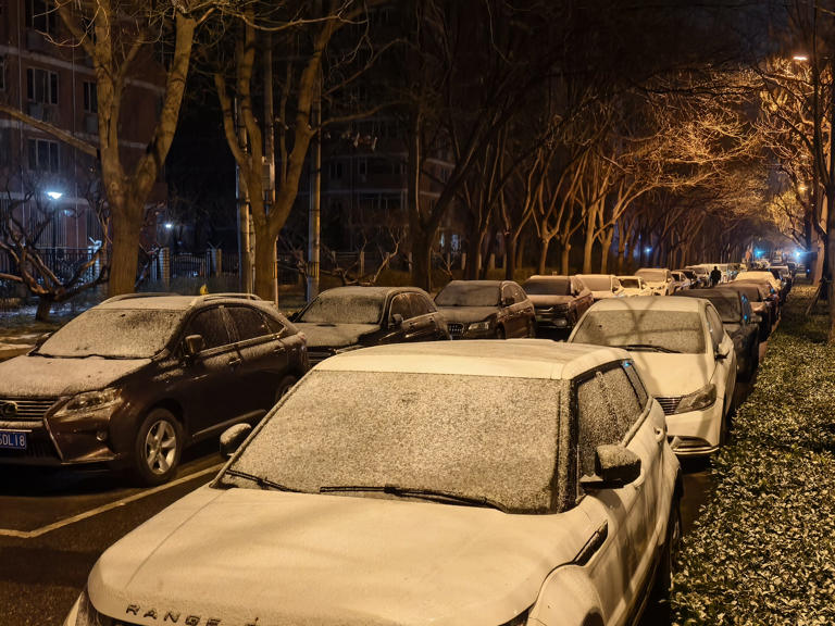 北京下雪了，环卫工人已早早上岗