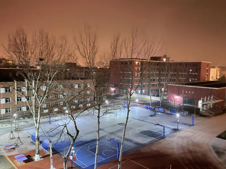 北京下雪了，环卫工人已早早上岗