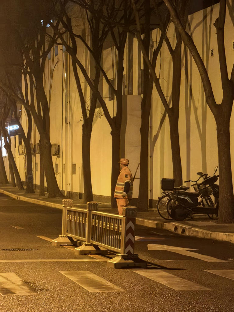 北京下雪了，环卫工人已早早上岗