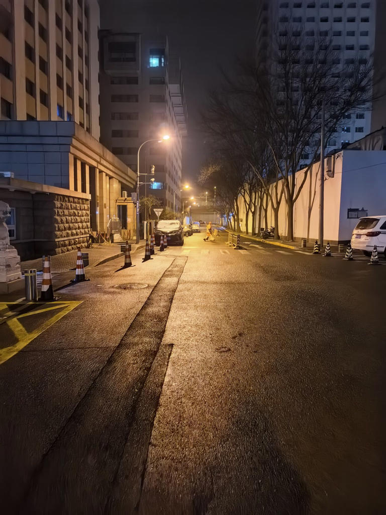 北京下雪了，环卫工人已早早上岗