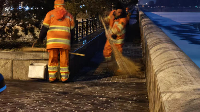 北京下雪了，环卫工人已早早上岗