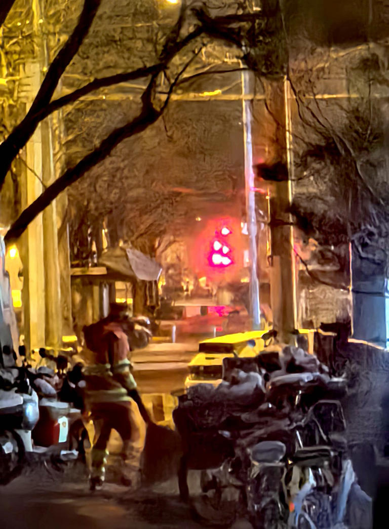 北京下雪了，环卫工人已早早上岗