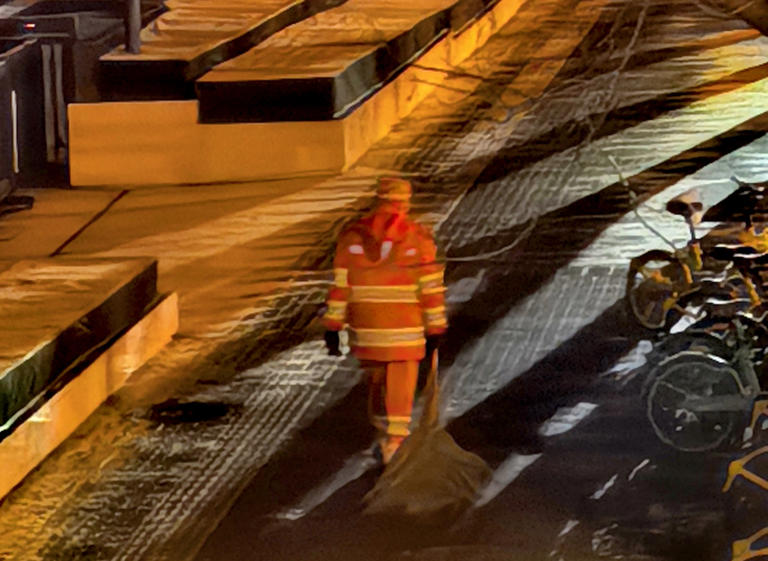 北京下雪了，环卫工人已早早上岗