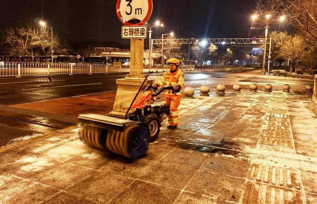 北京昨夜降雪，环卫凌晨清积雪保市民出行