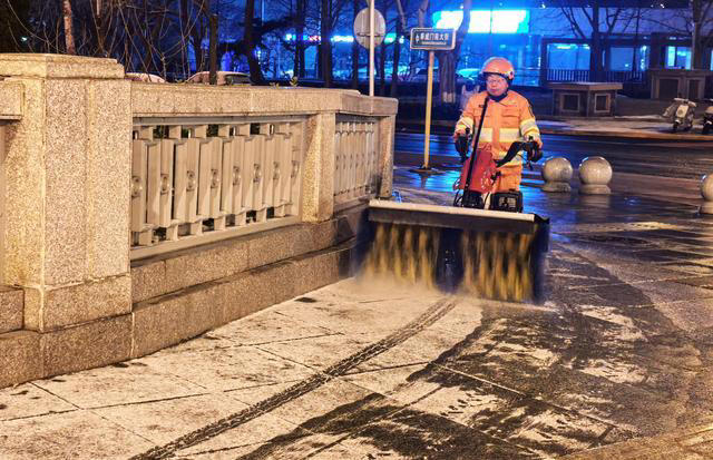 北京昨夜降雪，环卫凌晨清积雪保市民出行
