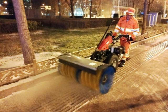 北京昨夜降雪，环卫凌晨清积雪保市民出行
