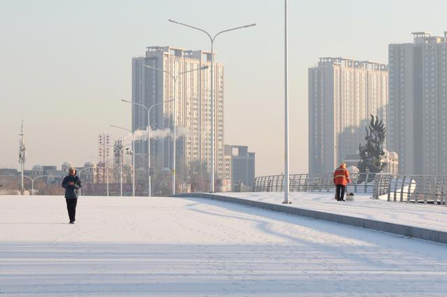 北京昨夜降雪，环卫凌晨清积雪保市民出行