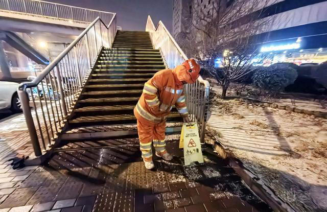 北京昨夜降雪，环卫凌晨清积雪保市民出行