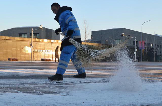 北京昨夜降雪，环卫凌晨清积雪保市民出行