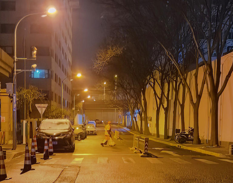 北京下雪了，环卫工人已早早上岗