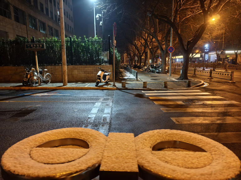 北京下雪了，环卫工人已早早上岗