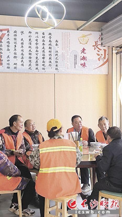 一碗免费米粉，暖了环卫工的清晨，长沙这家面馆小小善举已坚守4年