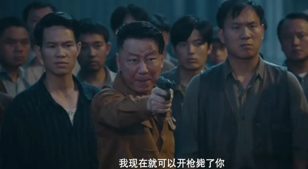 《风与潮》第28集预告：大濠帮驾船出海保货，何贤转移货物，黄公杰朝罗德礼开枪要毙了他