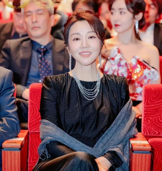 佟湘玉已成过往，黄玲捧起金莲花，闫妮二十年演技终获认可
