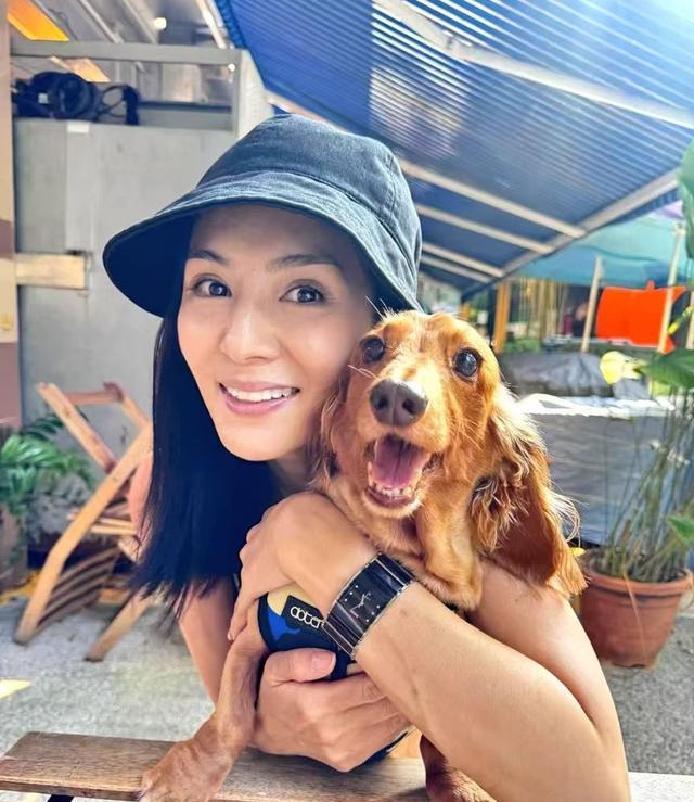 51岁杨采妮晒近照，女神气质依旧，很爱狗狗抱着拍照不离手