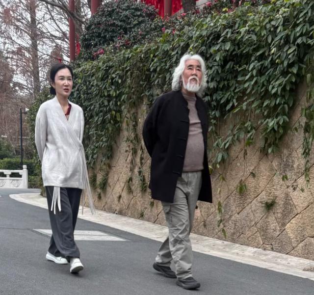 张纪中逛径山寺被偶遇！挺大肚白发显苍老，43岁杜星霖干瘪像道姑