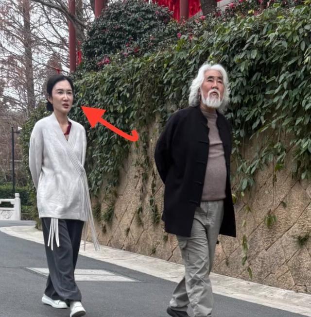 张纪中逛径山寺被偶遇！挺大肚白发显苍老，43岁杜星霖干瘪像道姑