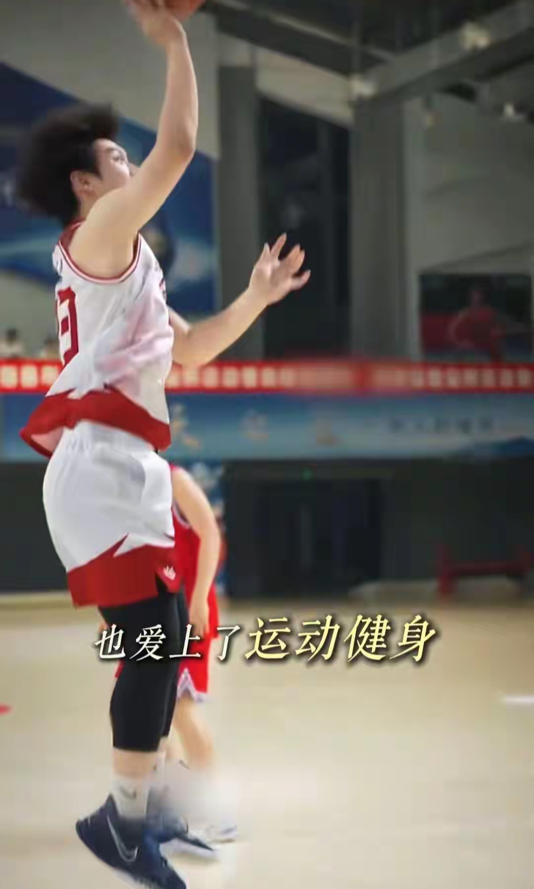 王艳晒19岁儿子近照，肌肉型男惊呆网友，这样的阳光少年谁不爱？