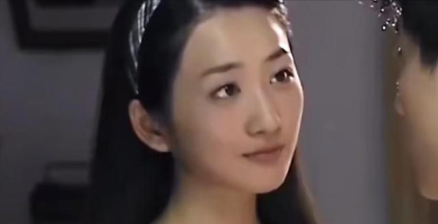 原来他们是姐弟！她带弟弟入圈，如今她无人问津，弟弟红透半边天