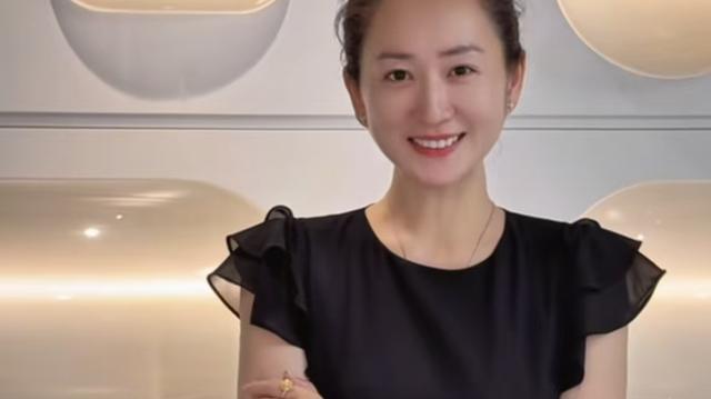 原来他们是姐弟！她带弟弟入圈，如今她无人问津，弟弟红透半边天