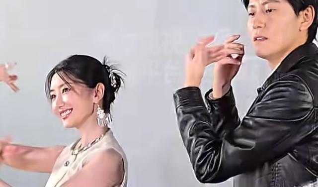 原来他们是姐弟！她带弟弟入圈，如今她无人问津，弟弟红透半边天