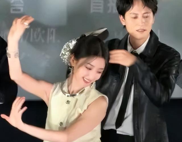 原来他们是姐弟！她带弟弟入圈，如今她无人问津，弟弟红透半边天