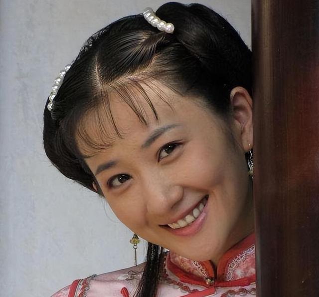 原来他们是姐弟！她带弟弟入圈，如今她无人问津，弟弟红透半边天