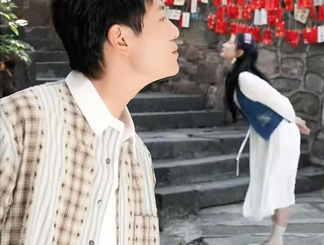 原来他们是姐弟！她带弟弟入圈，如今她无人问津，弟弟红透半边天