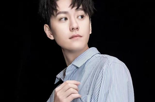 原来他们是姐弟！她带弟弟入圈，如今她无人问津，弟弟红透半边天