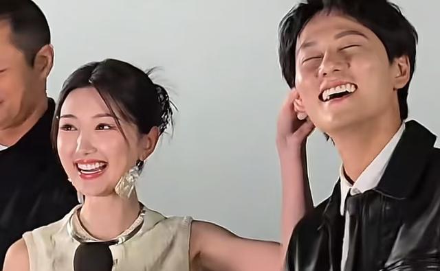 原来他们是姐弟！她带弟弟入圈，如今她无人问津，弟弟红透半边天