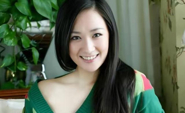 原来他们是姐弟！她带弟弟入圈，如今她无人问津，弟弟红透半边天