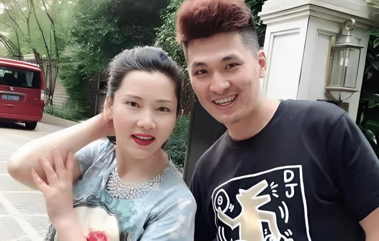 何赛飞一个人赚钱养家27年，与刘嘉玲分享经验：家务属于看不下的那个人