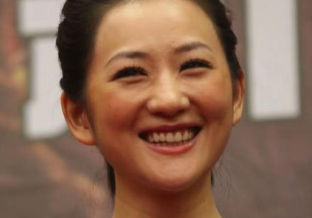 原来他们是姐弟！她带弟弟入圈，如今她无人问津，弟弟红透半边天