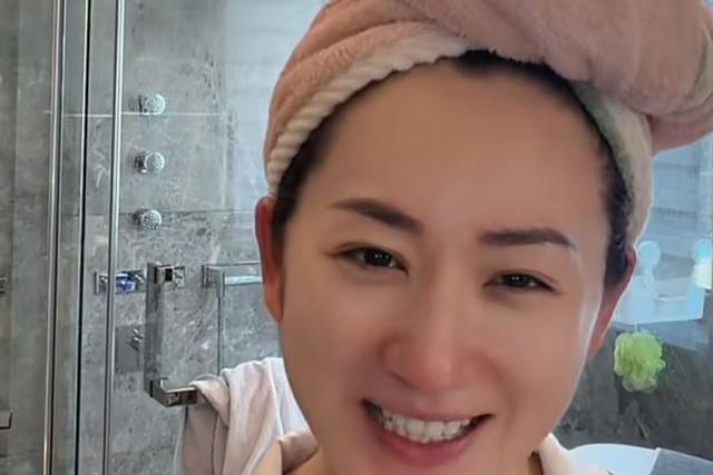 原来他们是姐弟！她带弟弟入圈，如今她无人问津，弟弟红透半边天