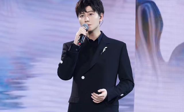 原来他们是姐弟！她带弟弟入圈，如今她无人问津，弟弟红透半边天