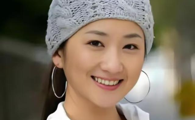 原来他们是姐弟！她带弟弟入圈，如今她无人问津，弟弟红透半边天