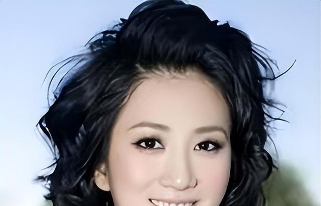 原来他们是姐弟！她带弟弟入圈，如今她无人问津，弟弟红透半边天