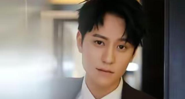 原来他们是姐弟！她带弟弟入圈，如今她无人问津，弟弟红透半边天