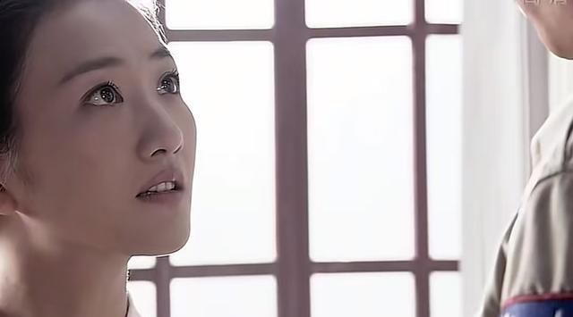 原来他们是姐弟！她带弟弟入圈，如今她无人问津，弟弟红透半边天