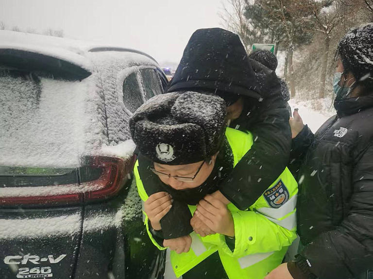 12日，在太行山高速公路，辅警张志明背起病患转移至救援车辆上。新华社发