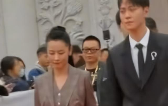 原来他们是姐弟！她带弟弟入圈，如今她无人问津，弟弟红透半边天