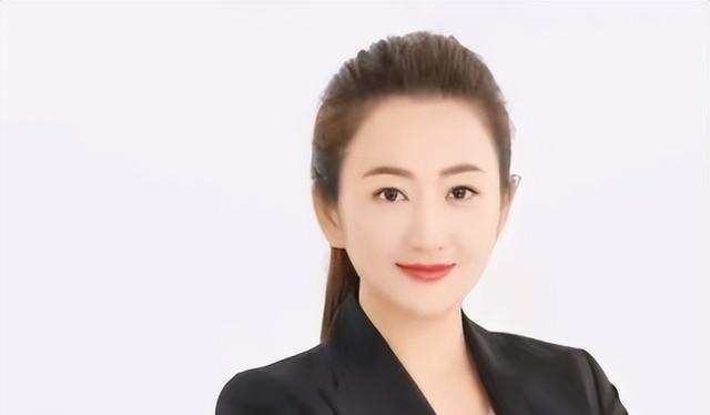 原来他们是姐弟！她带弟弟入圈，如今她无人问津，弟弟红透半边天