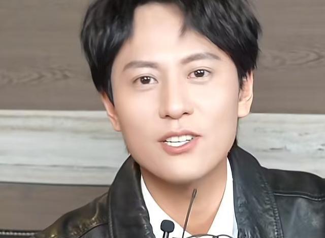 原来他们是姐弟！她带弟弟入圈，如今她无人问津，弟弟红透半边天