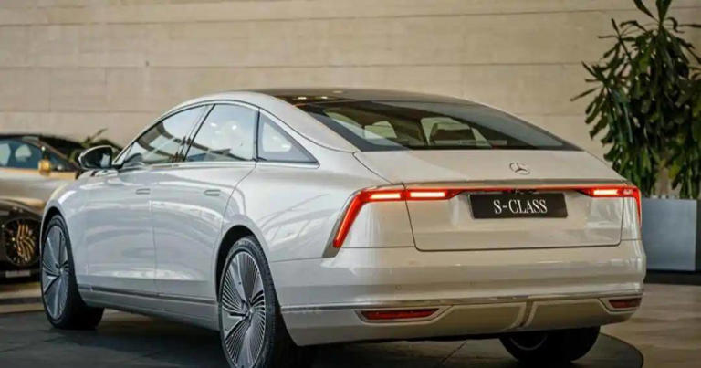 2026款奔驰S级登场：V8轻混配智能悬架，豪华与争议并存？