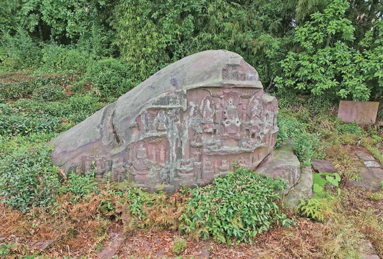 名山区发现唐代小五顶摩崖造像